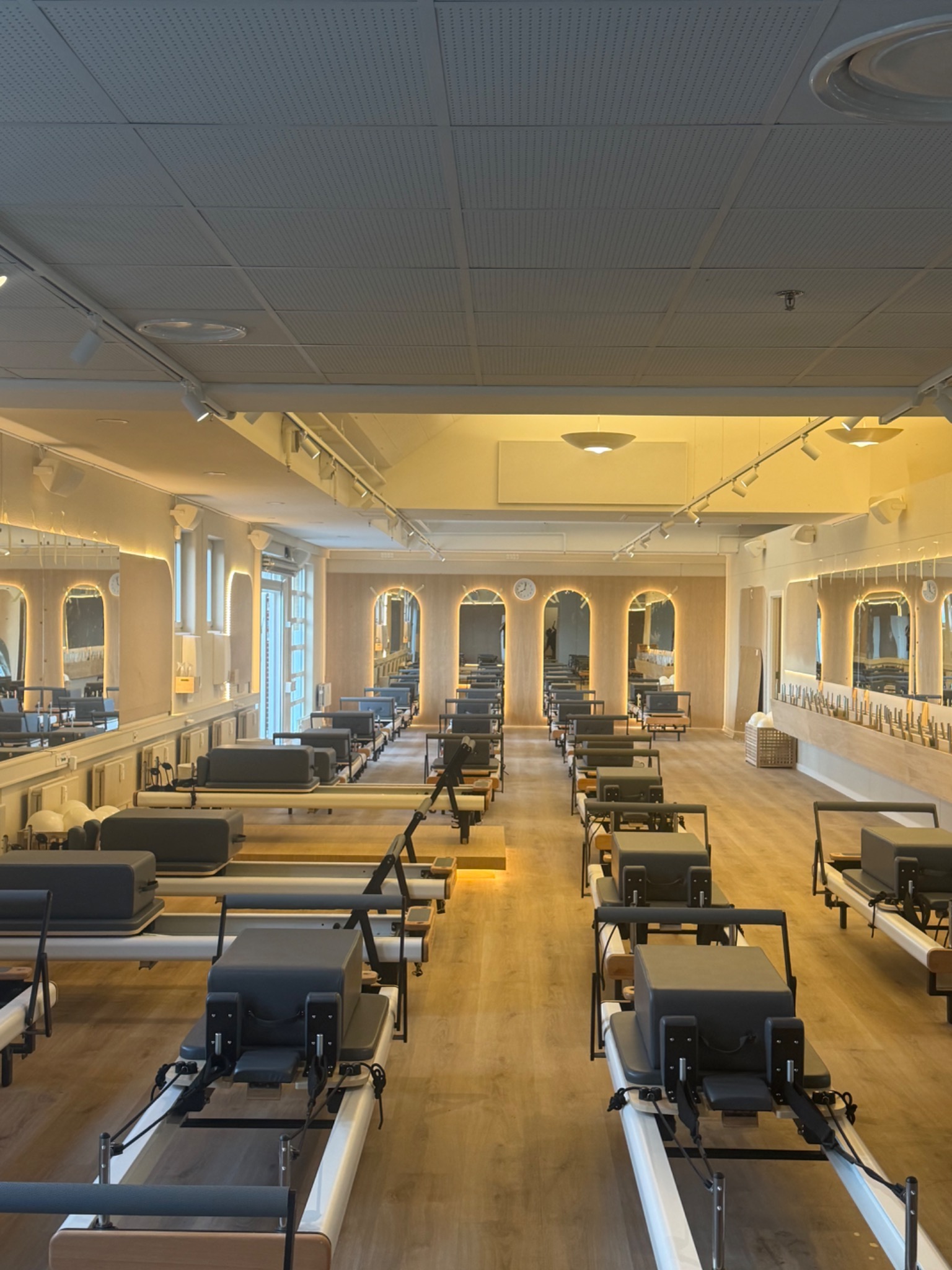 CMD Facility Services' team i gang med erhvervsrengøring hos en kunde i København